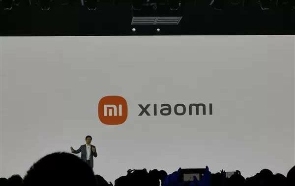 Baru saja kembali ke tempat peluncuran Mi Mix Fold, CEO Xiaomi Le Jun secara mengejutkan mengumumkan logo barunya sebelum telepon.